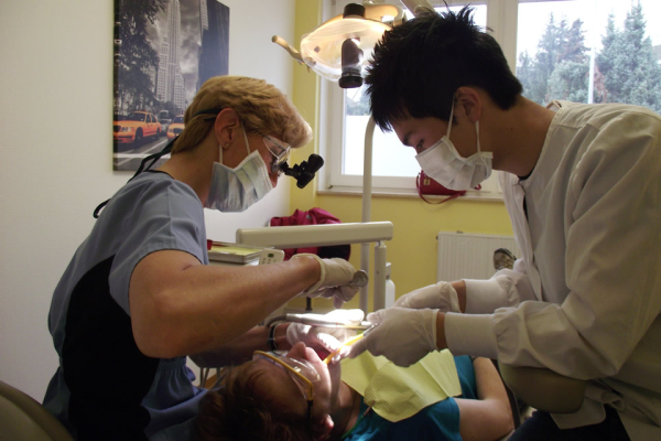 Στο οδοντιατρείο στην Αεροπορική Βάση Ramstein στη νοτιοδυτική Γερμανία, μία οδοντίατρος εξετάζει τον ασθενή της.
Photo: Ryan Langhorst