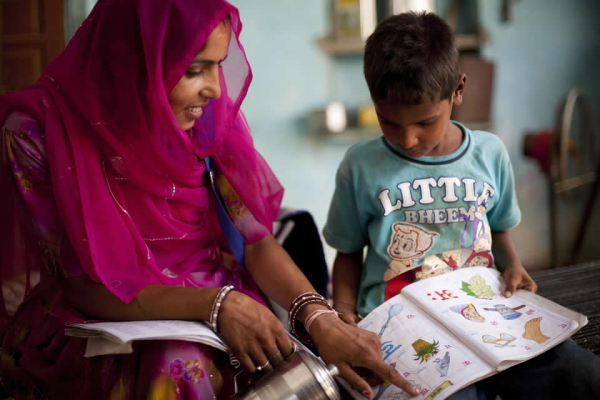 Στην Ινδία μία μητέρα βοηθάει το παιδί της, να κάνει τα μαθήματά του.
Photo: UN Women/Shaista Chishty