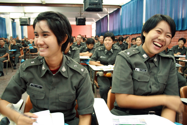 Δόκιμες αστυνομικίνες στην Ταϊλάνδη παρακολουθούν ένα εκπαιδευτικό πρόγραμμα για τον τερματισμό της βίας κατά των γυναικών και των κοριτσιών.
Photo: UN Women/Montira Narkvichien