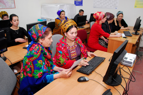 Στο Τουρκμενιστάν, γυναίκες-στατιστικολόγοι εισάγουν δεδομένα προς επεξεργασία και ανάλυση. Τα social media παίζουν σημαντικό ρόλο στην ενδυνάμωση των γυναικών και των κοριτσιών σε όλο τον κόσμο.
Photo: The World Bank