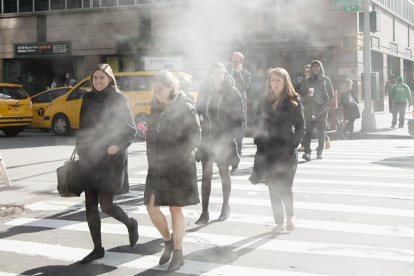 Οι δρόμοι της Νέας Υόρκης καθημερινά κατακλύζονται από την προσέλευση ανδρών αλλά και γυναικών που πάνε στο χώρο εργασίας τους.
Photo: UN Women/Ryan Brown