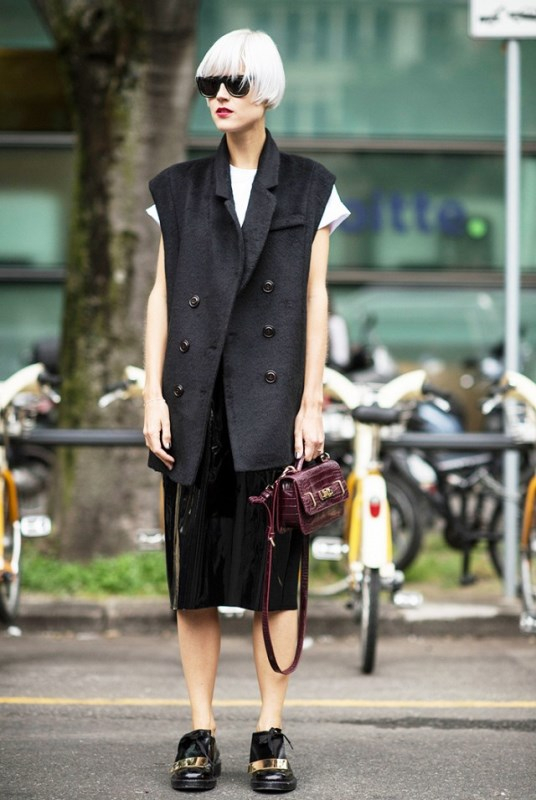 Τα αμάνικα cardigans αξίζει να υπάρχουν στη ντουλάπα μας αφού δίνουν φοβερό στιλ και αέρα στα σύνολά μας ενώ καλύπτουν σημεία όπως η περιφέρεια και οι γοφοί.