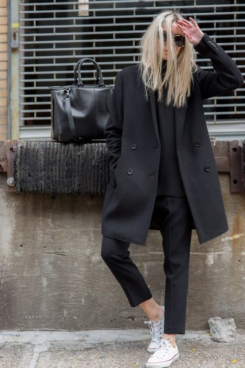 Η δύναμη του total black. Όταν όλα τα άλλα φαντάζουν δύσκολα, τα μαύρα μονόχρωμα σύνολα έρχονται να σώσουν την κατάσταση και να μας κάνουν να δείχνουμε πολύ πιο λεπτεπίλεπτες και ψιλόλιγνες. Και είναι και ό,τι πιο chic. 