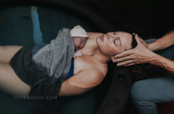 Γαλήνιο πρόσωπο,όταν κρατάς το μωρό σου για πρώτη στιγμή αγκαλιά.
Katie Mathis Photography / Via katiemathisphoto.com
