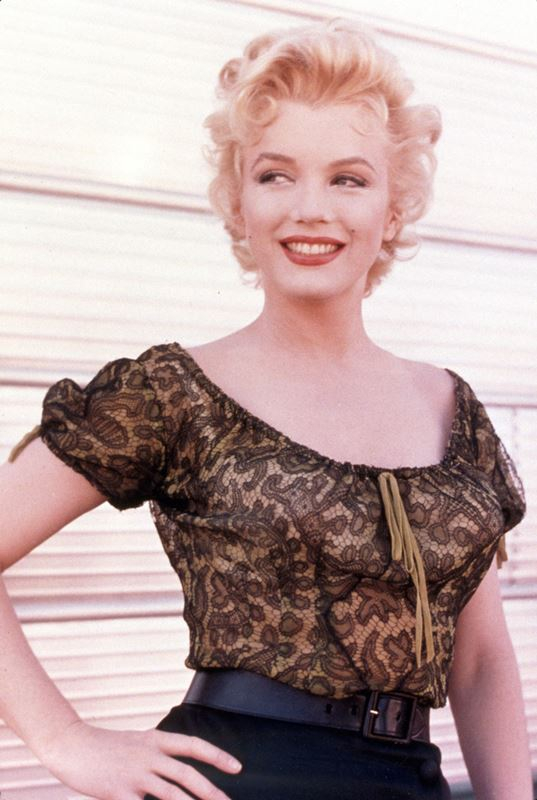 Marilyn Monroe: Για να κάνει τα χείλη της να δείχνουν πιο γεμάτα, ζητούσε από τη make-up artist της, να απλώνει 5 διαφορετικές αποχρώσεις κραγιόν και gloss για να δημιουργούνται διαστάσεις. Τα σκούρα μπαίναν εξωτερικά και τα ανοιχτά στο κέντρο. 
