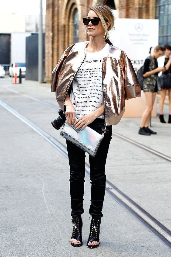 Ένα jacket ριγμένο στους ώμους είναι ίσως ο ορισμός του cool στιλ.