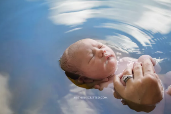Δείτε το γαλήνιο πρόσωπο ενός νεογέννητου.
Natasha Hance – Birth Unscripted / Via birthunscripted.com