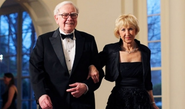 Ένας από τους διασημότερους επενδυτές στον κόσμο, ο Warren Buffett, γνώρισε τη σύζυυγό του, Astrid Menks, όταν εκείνη εργαζόταν ως σερβιτόρα. Έχουν διαφορά 16 χρόνια και είναι μαζί από το 1970.