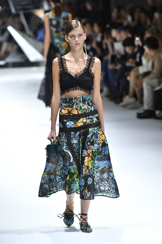 Φορεμένα με μία ψηλόμεση full skirt, όπως τα είδαμε στο catwalk του οίκου Yang Li, συνθέτουν τα πιο fresh και θηλυκά looks. 