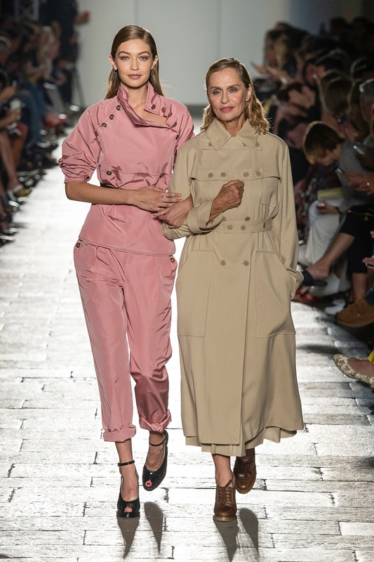 Στο catwalk του οίκου Bottega Veneta μαζί με τη Gigi Hadid. 