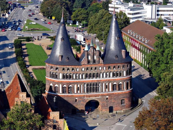 Λίμπεκ:Παραμένει μέχρι σήμερα μία από τις σπουδαιότερες μεσαιωνικές πόλεις της Γερμανίας και ο μεγαλύτερος λιμένας της Βαλτικής.