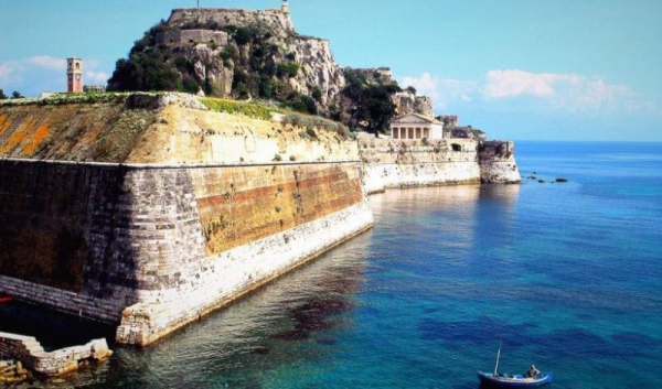 Πλαϊνή όψη του Παλαιού Φρουρίου και του Αγγλικανικού Ναού του Αγ. Γεωργίου