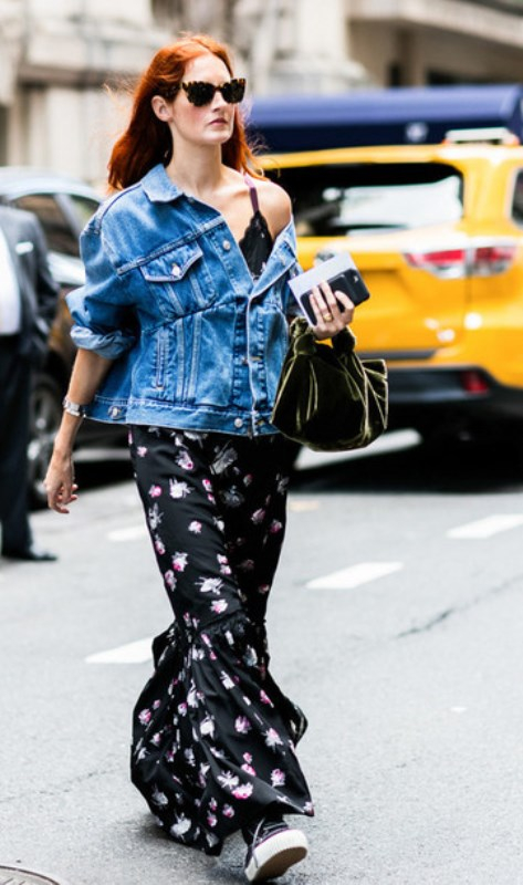 Το floral μοτίβο θα κάνει το denim jacket σας να ξεχωρίσει χάρη στο contrast που θα δημιουργηθεί.