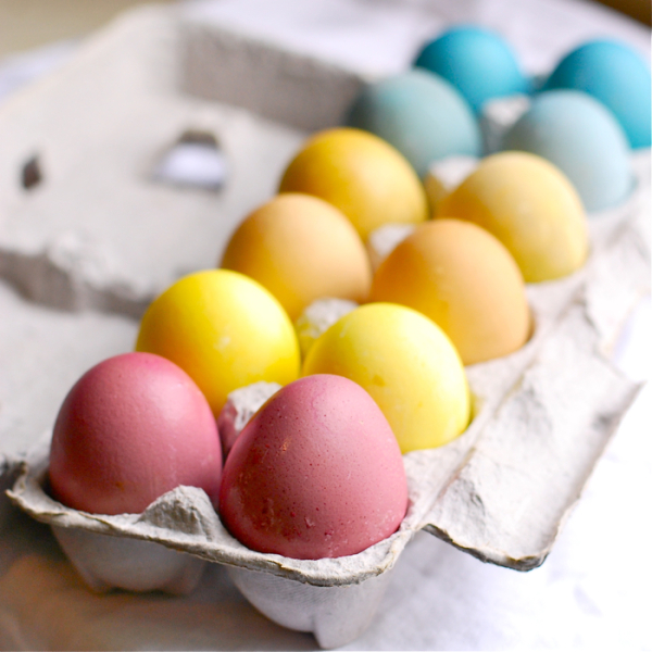 Χρησιμοποιήστε νερομπογιές και δώστε στα αυγά σας τα χρώματα της ίριδας για το πιο εντυπωσιακό centerpiece στο πασχαλινό σας τραπέζι. 