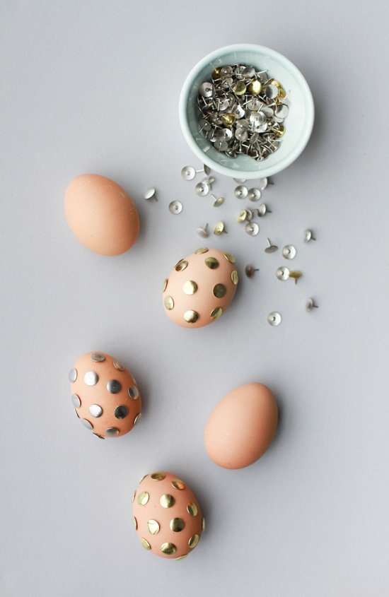 Ακόμη και τα πιο απρόσμενα υλικά μπορούν να στολίσουν τα αυγά σας.