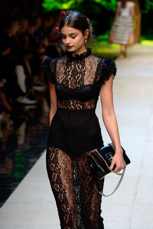 Οι Dolce Gabbana γνωρίζουν καλά το παιχνίδι του αισθησιασμού για αυτό και το προτείνουν φορεμένο μέσα από θηλυκά tops με δαντέλα. 