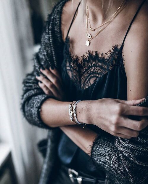 Δοκιμάστε είτε ένα mix&match με διαφορετικά bracelets, κολιέ και δαχτυλίδια είτε ένα είδος layering στον λαιμό. 