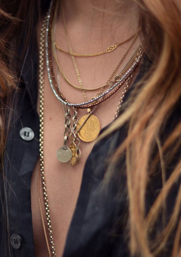 Δοκιμάστε είτε ένα mix&match με διαφορετικά bracelets, κολιέ και δαχτυλίδια είτε ένα είδος layering στον λαιμό. 