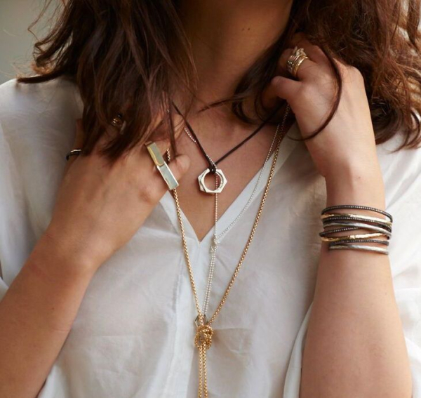 Δοκιμάστε είτε ένα mix&match με διαφορετικά bracelets, κολιέ και δαχτυλίδια είτε ένα είδος layering στον λαιμό. 
