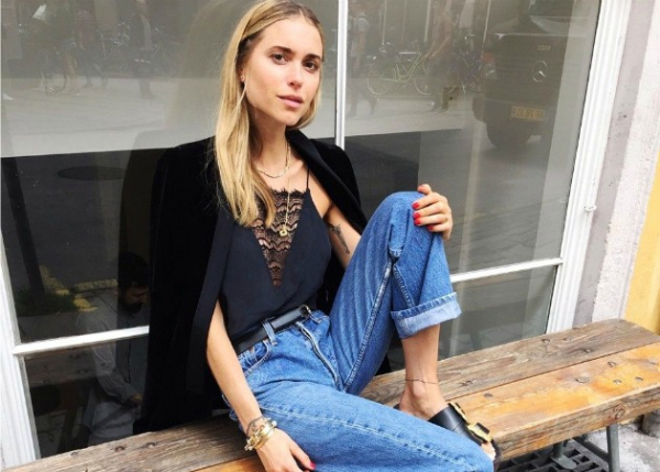 Το τζιν παντελόνι θα ισορροπήσει τον πιο βραδινό χαρακτήρα ενός lingerie top, κάνοντάς το αρκετά πιο φορέσιμο για τις πρωινές ώρες.