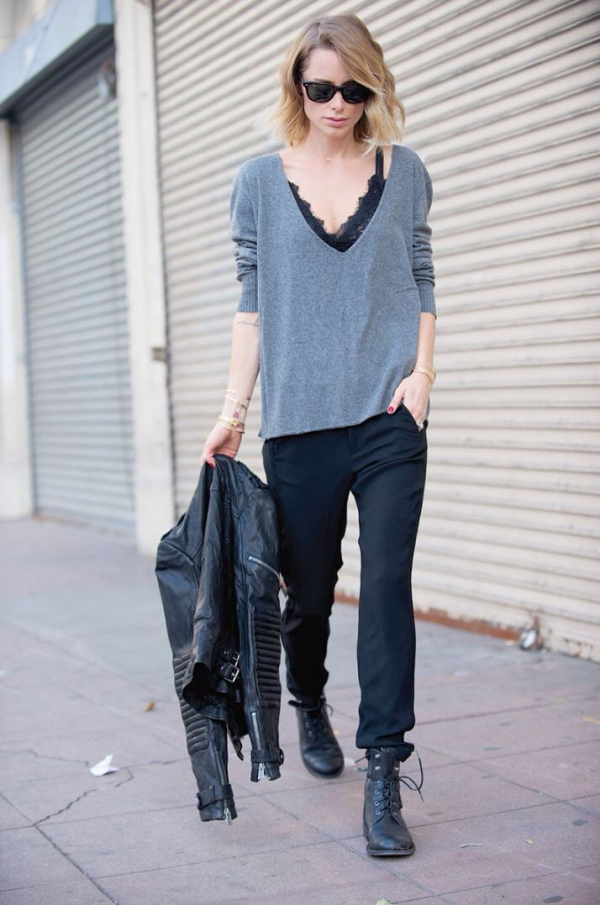 Το τζιν παντελόνι θα ισορροπήσει τον πιο βραδινό χαρακτήρα ενός lingerie top, κάνοντάς το αρκετά πιο φορέσιμο για τις πρωινές ώρες.