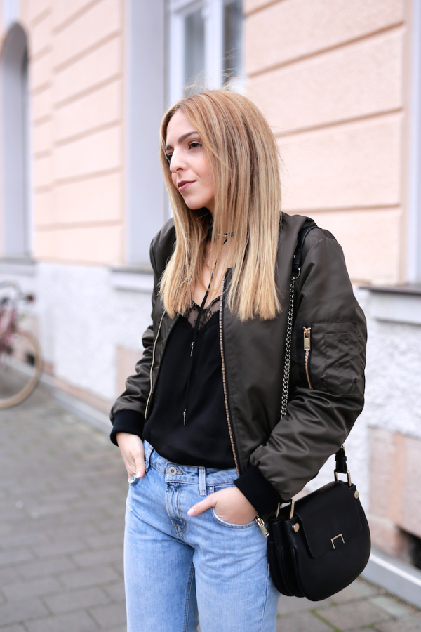 Το τζιν παντελόνι θα ισορροπήσει τον πιο βραδινό χαρακτήρα ενός lingerie top, κάνοντάς το αρκετά πιο φορέσιμο για τις πρωινές ώρες.