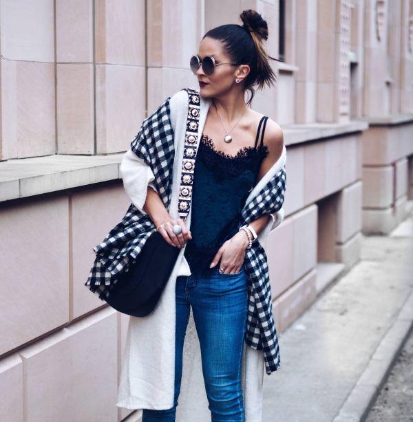 Το τζιν παντελόνι θα ισορροπήσει τον πιο βραδινό χαρακτήρα ενός lingerie top, κάνοντάς το αρκετά πιο φορέσιμο για τις πρωινές ώρες.