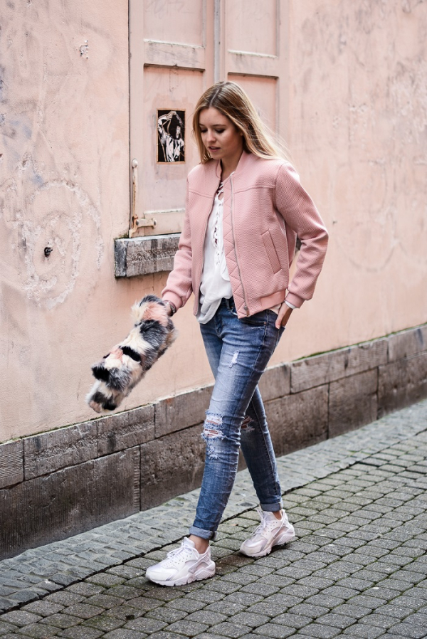 Μπορείτε άνετα να το ταιριάξετε και με denim κομμάτια, έτσι ώστε το αποτέλεσμα να είναι όσο girly αλλά και όσο casual πρέπει.