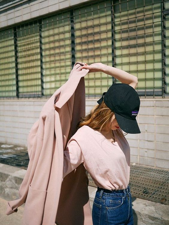 Μπορείτε άνετα να το ταιριάξετε και με denim ή πιο αθλητικά κομμάτια, έτσι ώστε το αποτέλεσμα να είναι όσο girly αλλά και όσο casual πρέπει.