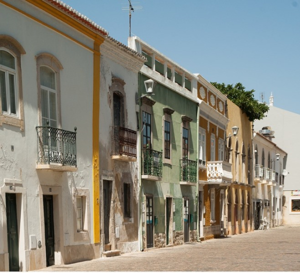 Αλγκάρβε: Ένας από τους νομούς της Πορτογαλίας. Βρίσκεται στην νότια ακτή της, περιλαμβάνοντας τις πόλεις Φάρο, Λάγκος, και Πορτιμάο.
