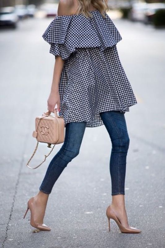 Τα αγαπημένα off the shoulders tops. Συνεχίζουν να αποτελούν δυνατή τάση και δίνουν μια ρομαντικοί νότα στα looks μας.