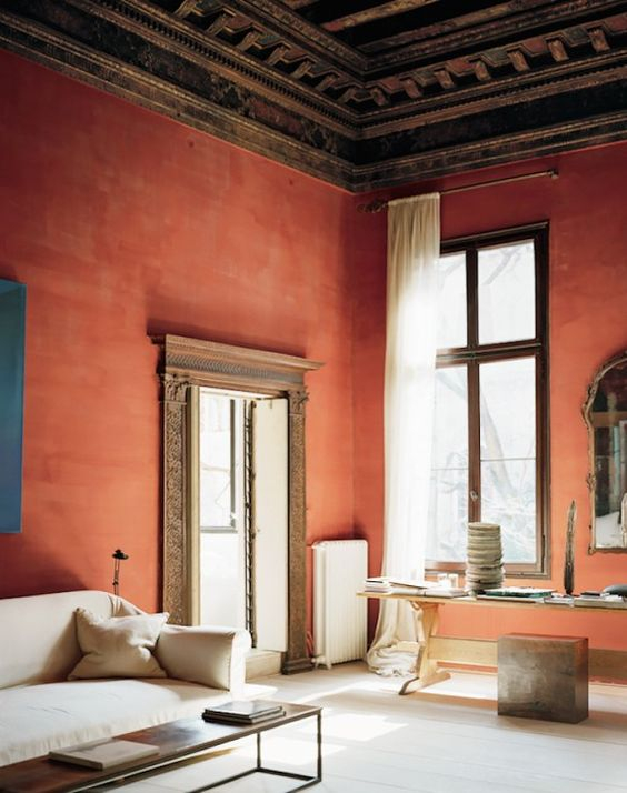 Το πιο trendy χρώμα για τους τοίχους της άνοιξης δεν είναι άλλο από την ζεστή απόχρωση της terracotta.