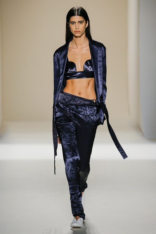 Στη λογική του total look, όπως αυτό στη Victoria Bekcham, τα bralettes δημιουργούν ένα sexy και αρμονικό αποτέλεσμα. 