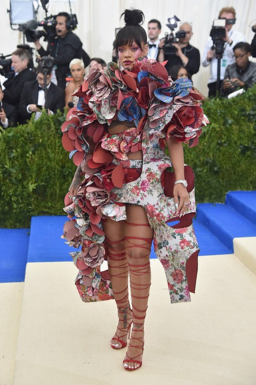 H Rihanna με Comme des Garcons στο Met Gala 2017.