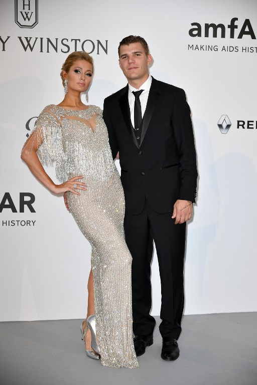 H Paris Hilton με Yousef Al-Jasmi και παπούτσια Paris Hilton.
