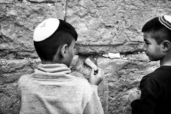 Τα παιδιά βάζουν προσευχές σε ρωγμές στο Δυτικό Τείχος