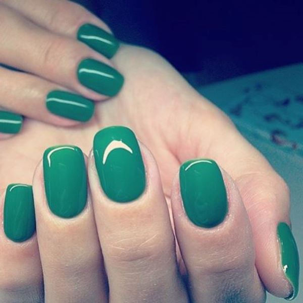 #Greennails: ένα search στο instagram θα σας δείξει όλες τις αποχρώσεις του πράσινου που μπορείτε να επιλέξετε για το μανικιούρ σας.