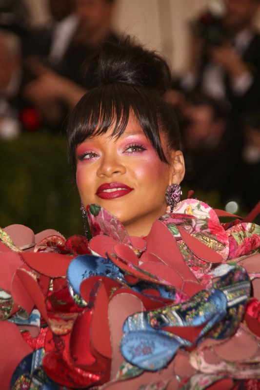 H Rihanna σαν σύγχρονο Barbie Girl με σκιά σε έντονη ροζ απόχρωση και κατακόκκινα χείλη.