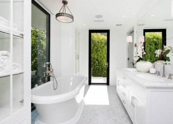 7 kendall-jenner-bathroom-2-today-160728 b89c8c04f6ea024f56a512617fc23318 today-inline-large