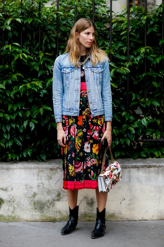 Το floral μοτίβο θα κάνει το denim jacket σας να ξεχωρίσει χάρη στο contrast που θα δημιουργηθεί.