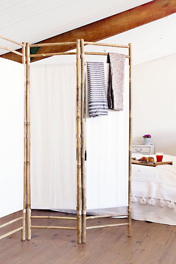 Ένα bamboo παραβάν θα φέρει εξωτικό αέρα στο δωμάτιό σας.
