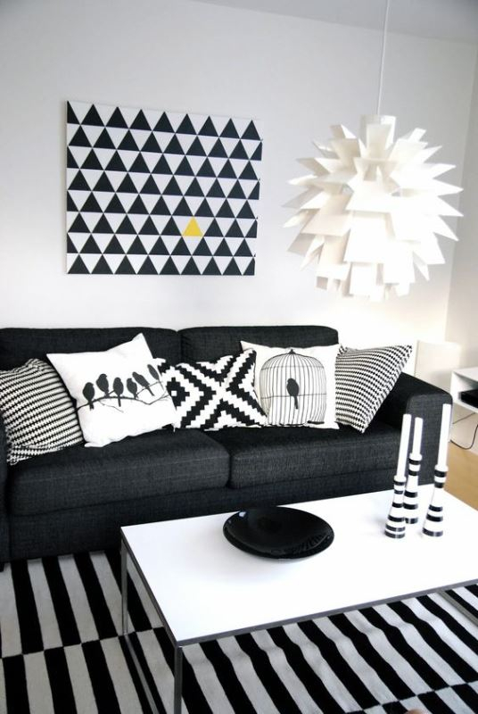 Ένας μαύρος καναπές μπορεί να γίνει το βασικό κομμάτι του καθιστικού σας γύρω από το οποίο θα χτίσετε την υπόλοιπη διακόσμηση.