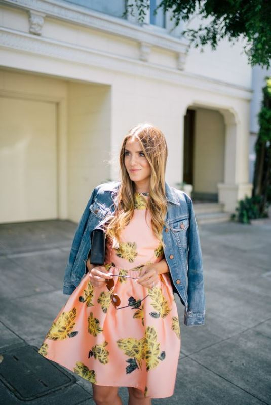 Το floral μοτίβο θα κάνει το denim jacket σας να ξεχωρίσει χάρη στο contrast που θα δημιουργηθεί.