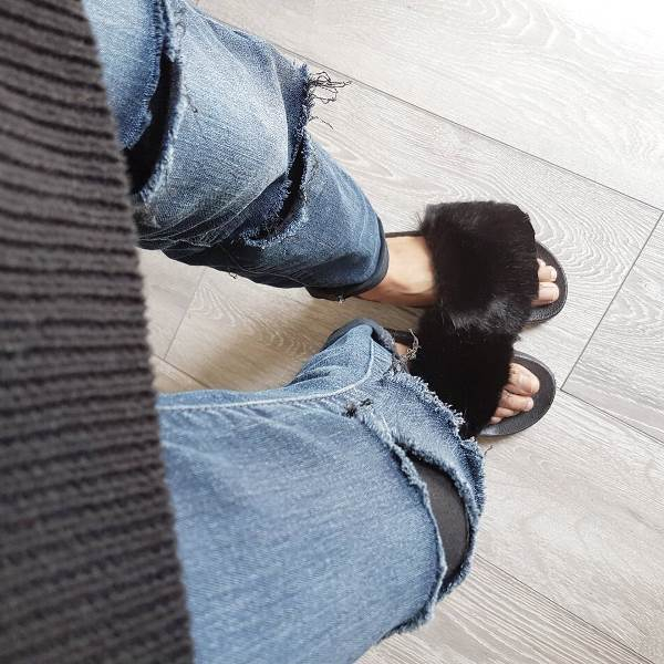 Το κλασικό μαύρο είναι η πιο safe επιλογή που μπορείτε να κάνετε αν θέλετε να φορέσετε fur slippers. 
