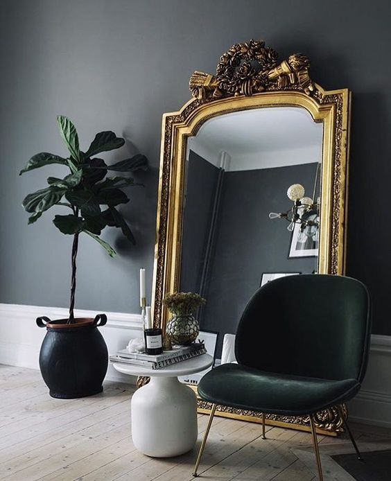 Μη φοβάστε να αγοράσετε έναν περίτεχνο σκαλιστό καθρέφτη καθώς μπορεί να ταιριάξει με πολλά στιλ διακόσμησης.