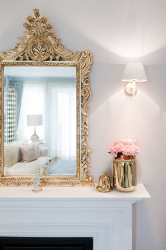 Μη φοβάστε να αγοράσετε έναν περίτεχνο σκαλιστό καθρέφτη καθώς μπορεί να ταιριάξει με πολλά στιλ διακόσμησης.