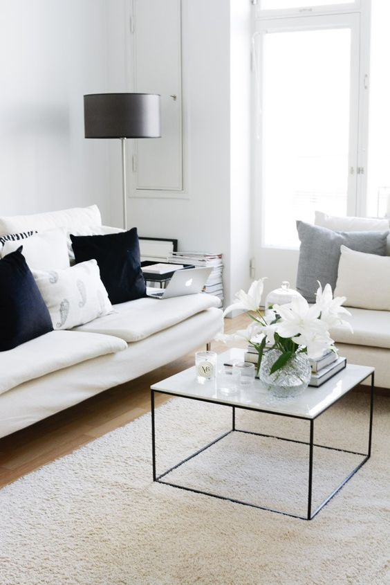 Ένας λευκός καναπές μπορεί με μερικές απλές αλλαγές να γίνει το απόλυτο κομμάτι που θα συνδυάζεται με κάθε στιλ του σαλονιού σας.