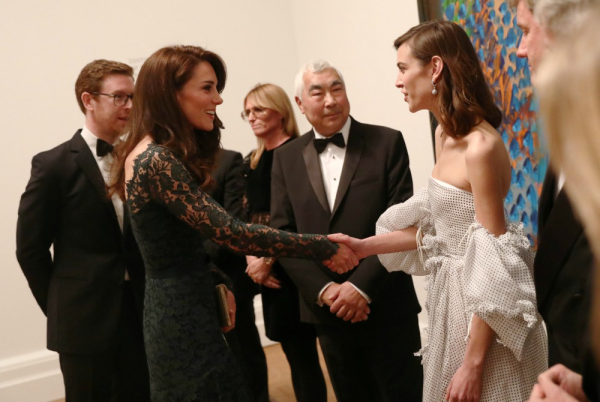 Η Kate Middleton στο National Portrait Gallery Gala στο Λονδίνο με την Alexa Chung.