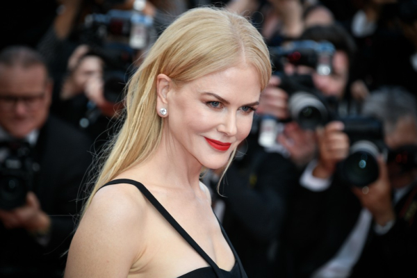 H Nicole Kidman φόρεσε ένα σατέν, μαύρο bustier και μία τούλινη, μεταξωτή φούστα, Calvin Klein by Appointment.