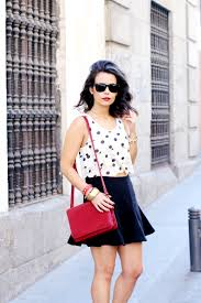 Το κλασικό polka dot μοτίβο σε black&white αποχρώσεις είναι η πιο κλασική εκδοχή και ταιριάζει με τα περισσότερα ρούχα. 